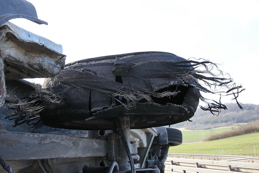 Reifenplatzer f&uuml;hrt zu Unfall