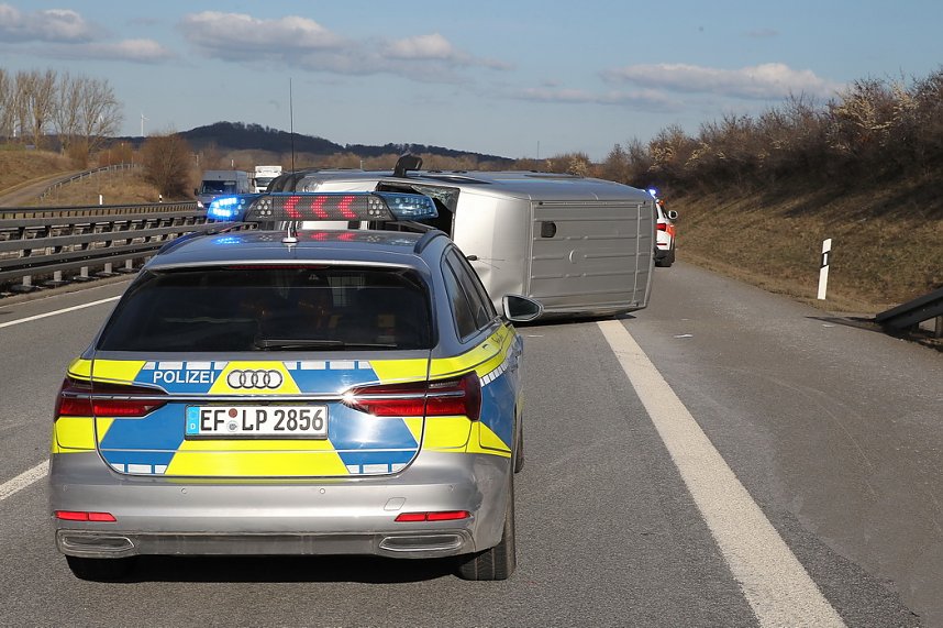 Reifenplatzer f&uuml;hrt zu Unfall