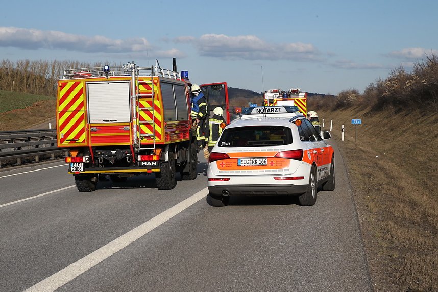 Reifenplatzer f&uuml;hrt zu Unfall