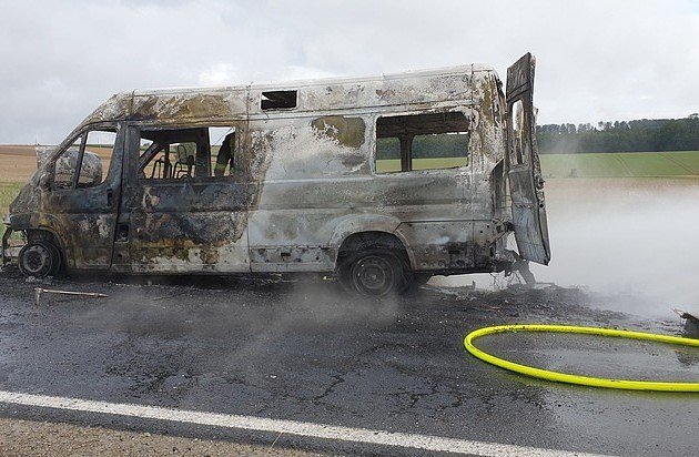 Das ausgebrannte Wohnmobil muss weiter gel&ouml;scht werden, um weiteres Entflammen zu verhindern.