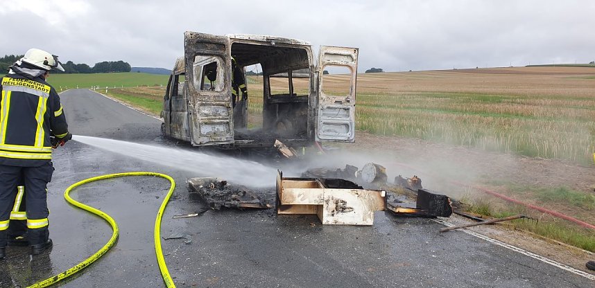 Weitere L&ouml;scharbeiten der Inneneinrichtung des Wohnmobils.