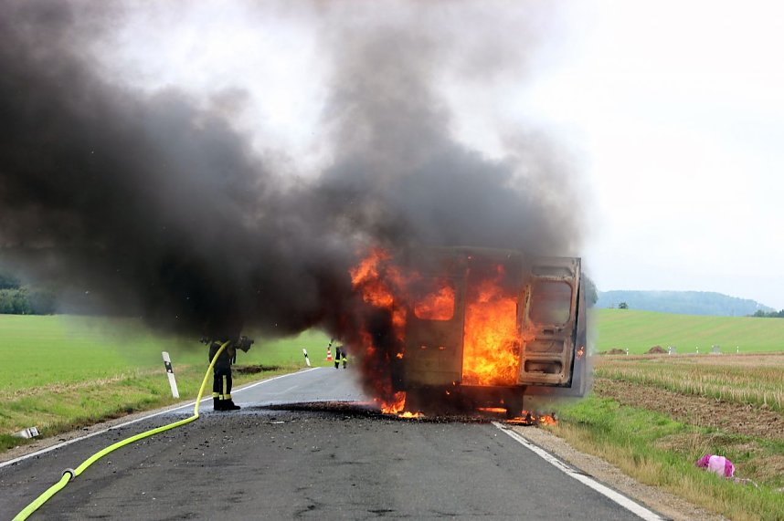 Wohnmobil steht in Flammen