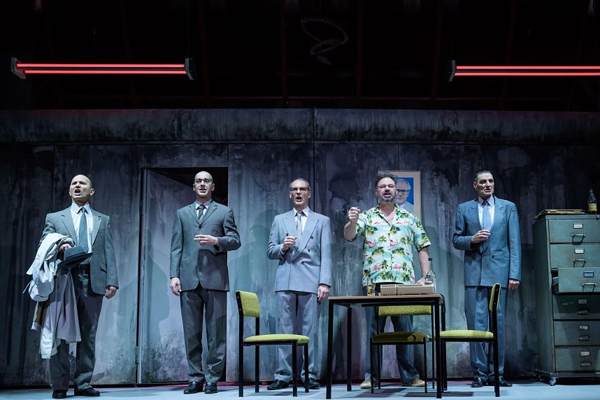 Das Ensemble des Rudolst&auml;dter Theaters l&auml;sst am Freitag die Mauer noch einmal fallen