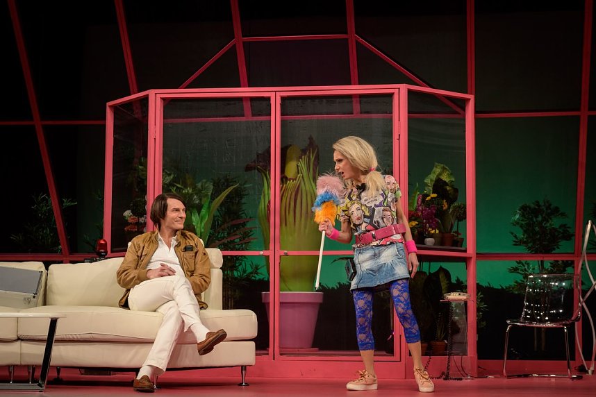 Das Ensemble des Rudolst&auml;dter Theaters l&auml;sst am Freitag die Mauer noch einmal fallen