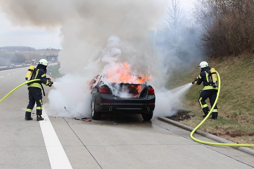 Ausgebranntes Auto auf der A38 bei Leinefelde