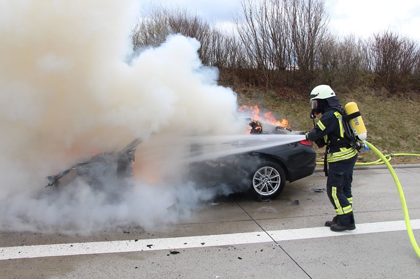 Ausgebranntes Auto auf der A38 bei Leinefelde