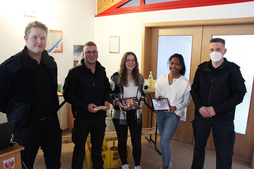 Julia Lurch und Myriam Saibou wechseln von der Jugendfeuerwehr in die Einsatzabteilung. Jugendwart Maximilian D&ouml;lle und sein Stellvertreter Niklas Jahns sowie Wehrf&uuml;hrer Alexander-Raphael Beck freuen sich mit den beiden 