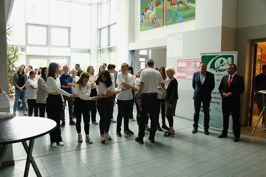 An der Lessing-Schule wurde gestern die dritte Runde des "Tags in der Praxis" mit einer Berufsmesse eingel&auml;utett