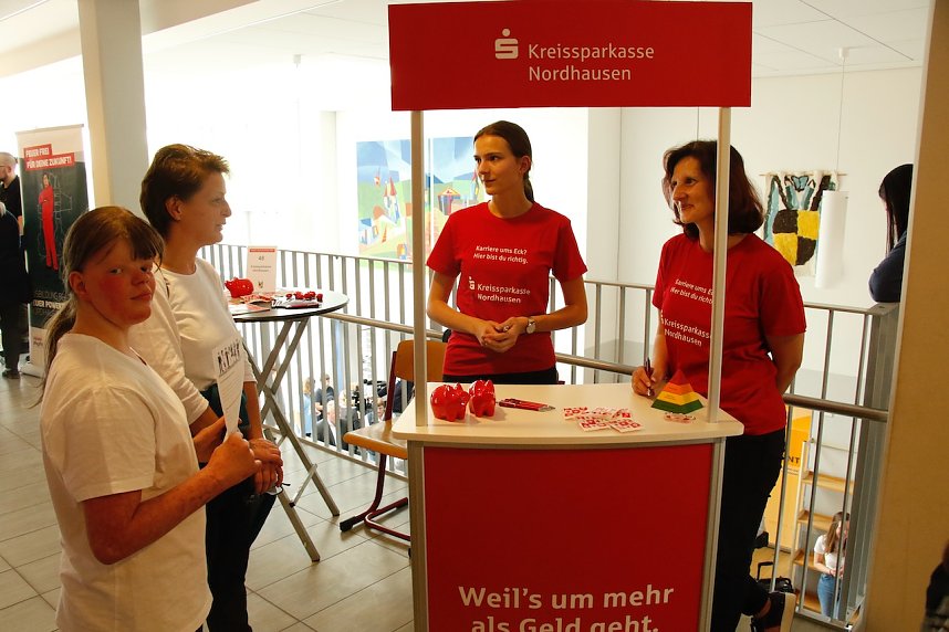 An der Lessing-Schule wurde gestern die dritte Runde des "Tags in der Praxis" mit einer Berufsmesse eingel&auml;utett