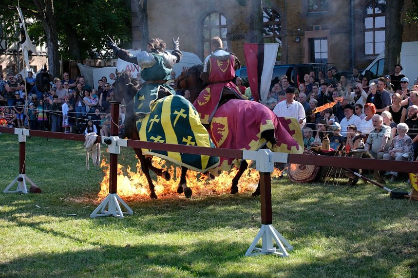 Ritterspektakel auf der Ronneburg zum Pfingstsamstag