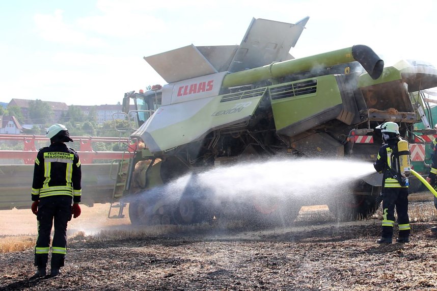 L&ouml;schen eines Feldbrandes