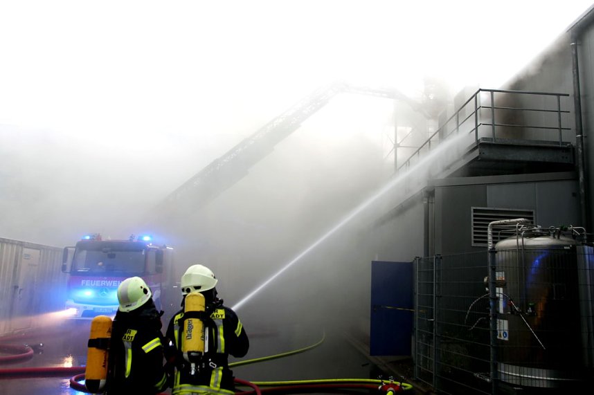 Brand wird unter Kontrolle gebracht