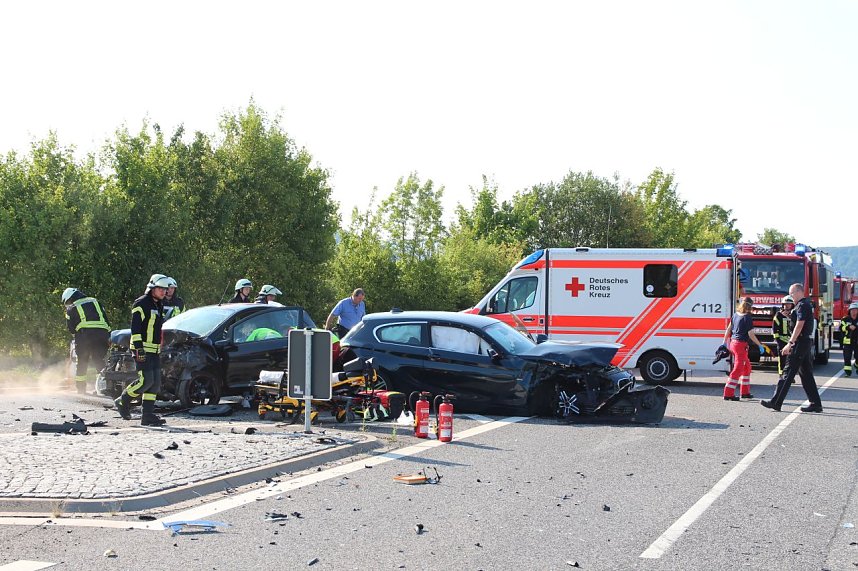 Frontalzusammensto&szlig; zweier Pkw