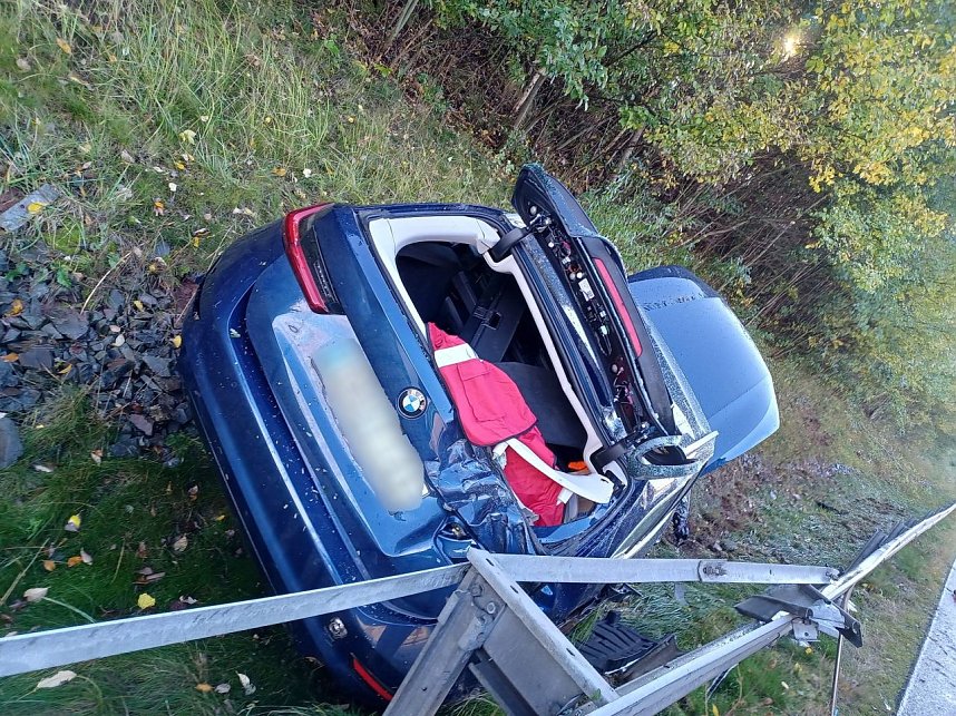 Unfall bei Aquaplaning und zu hoher Geschwindigkeit