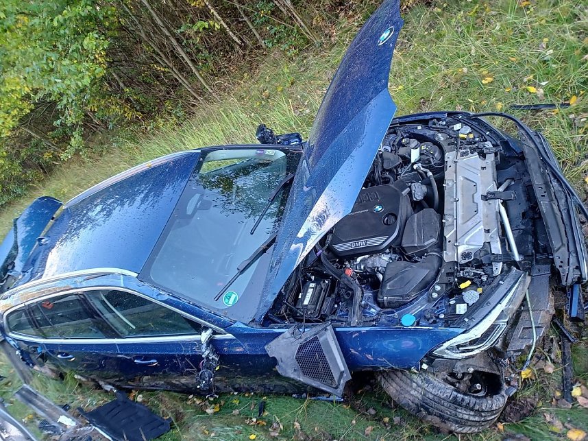Unfall bei Aquaplaning und zu hoher Geschwindigkeit