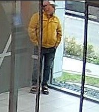 Mann mit gelber Jacke