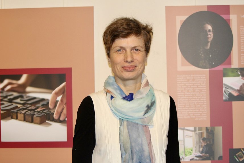 Die K&uuml;nstlerin Annekatrin Wei&szlig;e bei der Vernissage zu Ihrer Ausstellung "Kreative Frauen aus Th&uuml;ringen" im Langensalzaer Rathaus