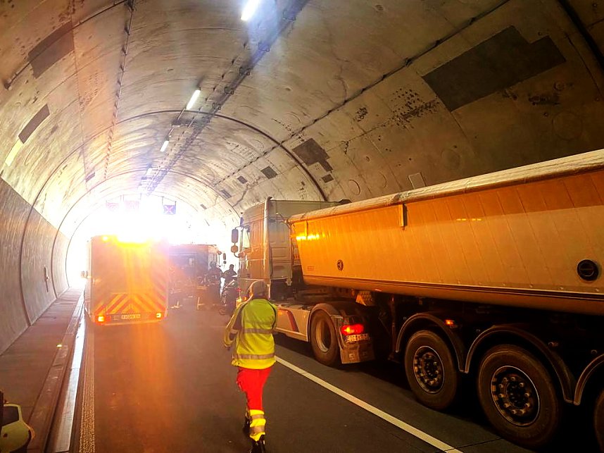 Unfall im H&ouml;llbergtunnel