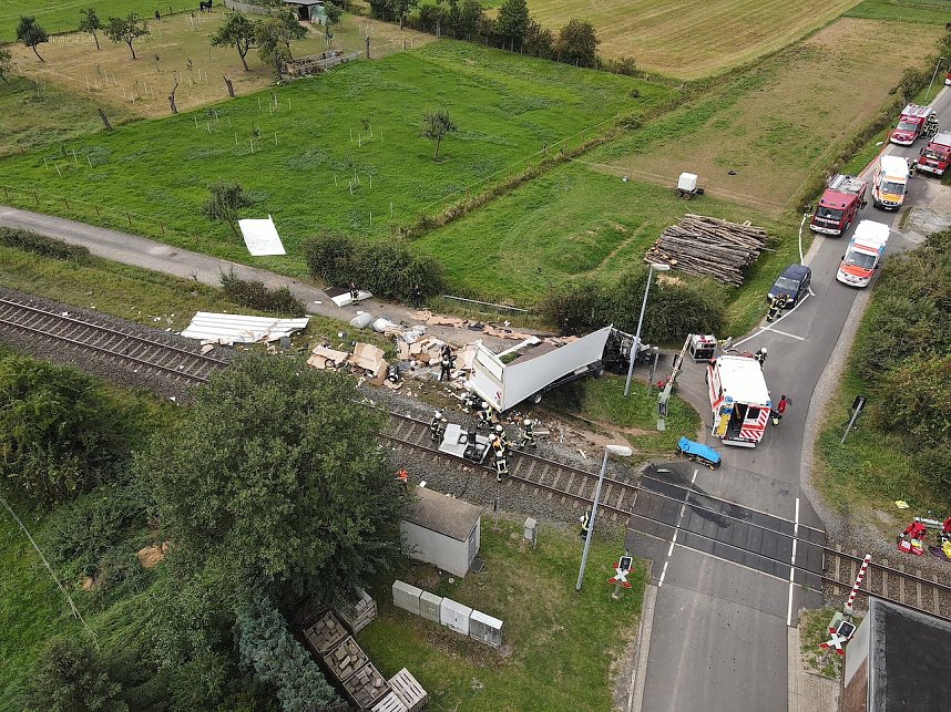 Unfall am Bahn&uuml;bergang: stundenlange Sperrung der Strecke