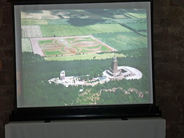 Henriette pickt am Kyffh&auml;user