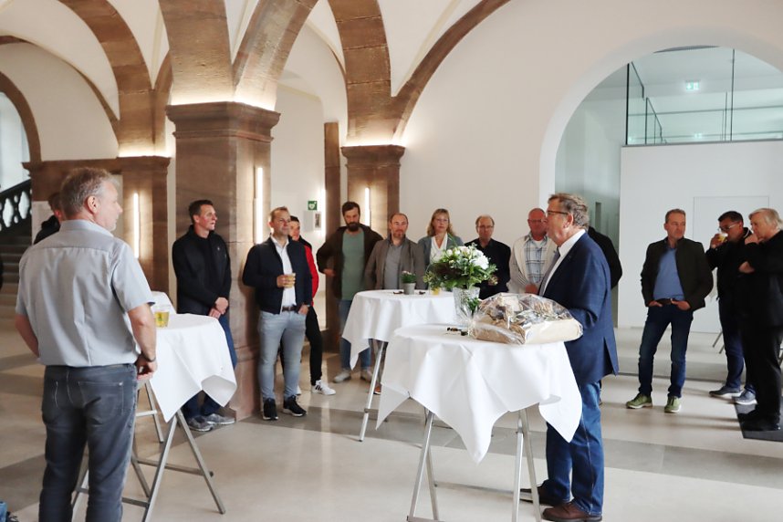 Dr. Werner Henning dankt den Mitwirkenden 