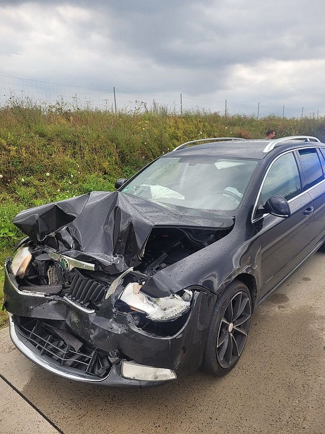 Autobahnunfall bei regennasser Fahrbahn