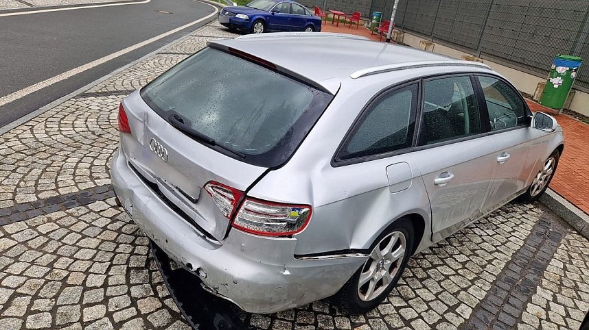 Autobahnunfall bei regennasser Fahrbahn