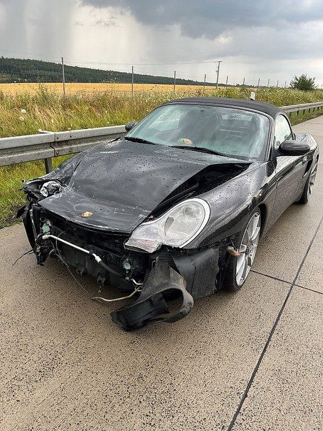 Autobahnunfall bei regennasser Fahrbahn