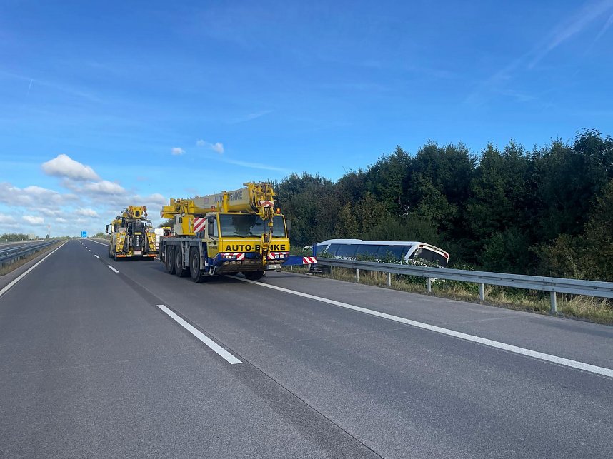 Verungl&uuml;ckter Bus an der A38