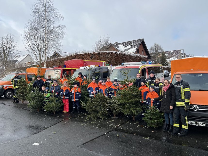Jugendfeuerwehr sammelt mit den Pfadfindern B&auml;ume