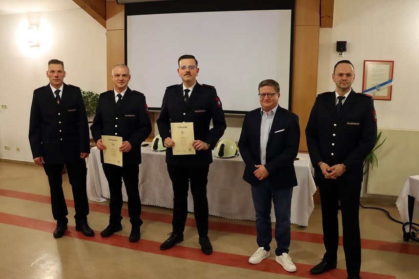Ehrungen und Bef&ouml;rderungen f&uuml;r Feuerwehrkameraden