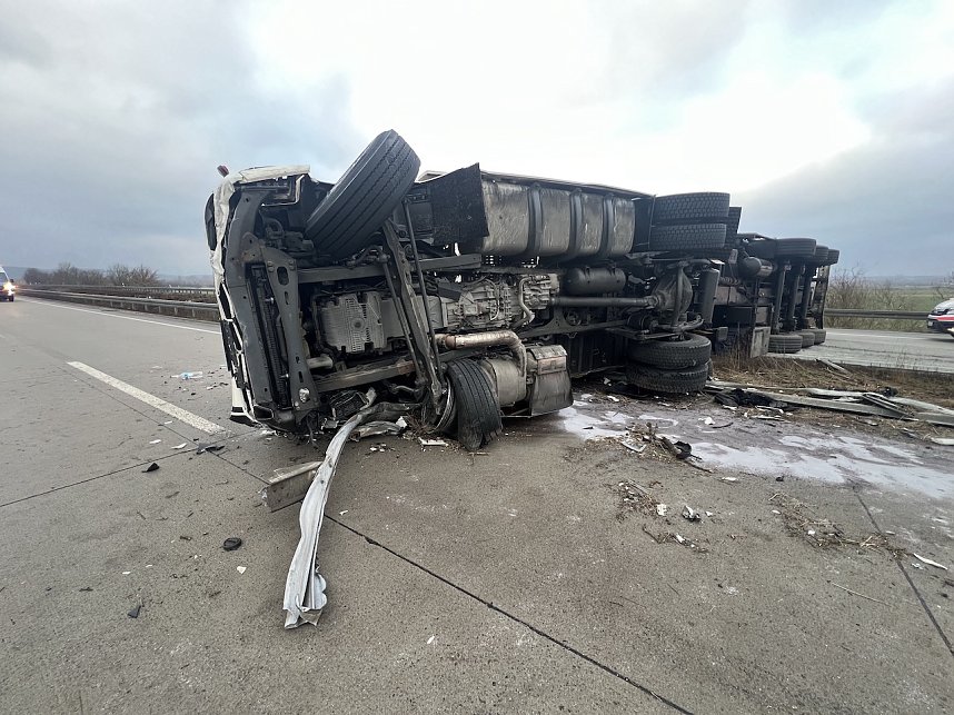 Sattelschlepper auf der A38 umgekippt