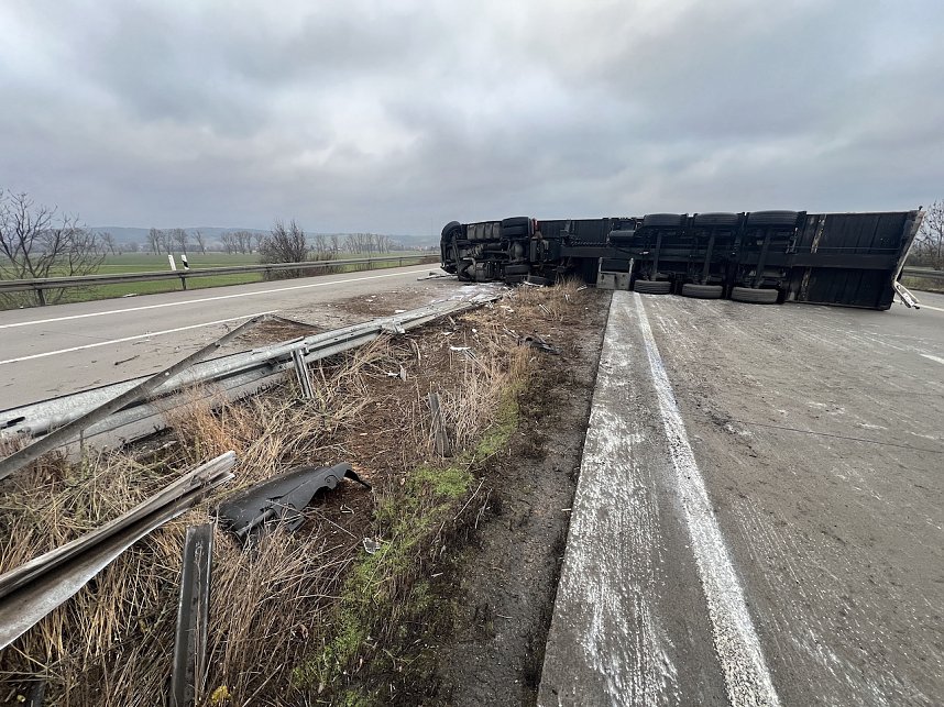 Sattelschlepper auf der A38 umgekippt