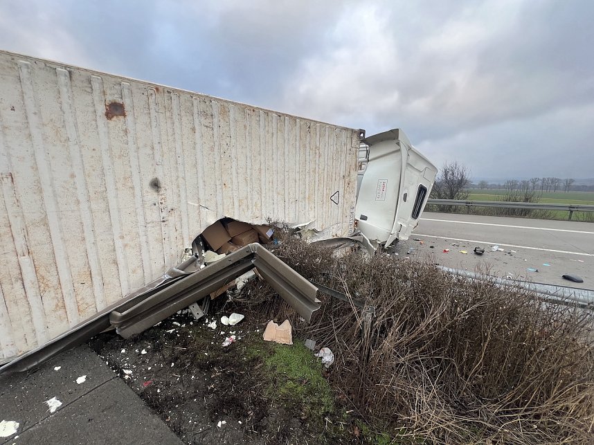 Sattelschlepper auf der A38 umgekippt