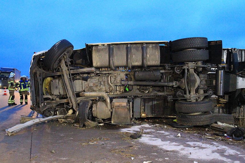 Sattelschlepper auf der A38 umgekippt
