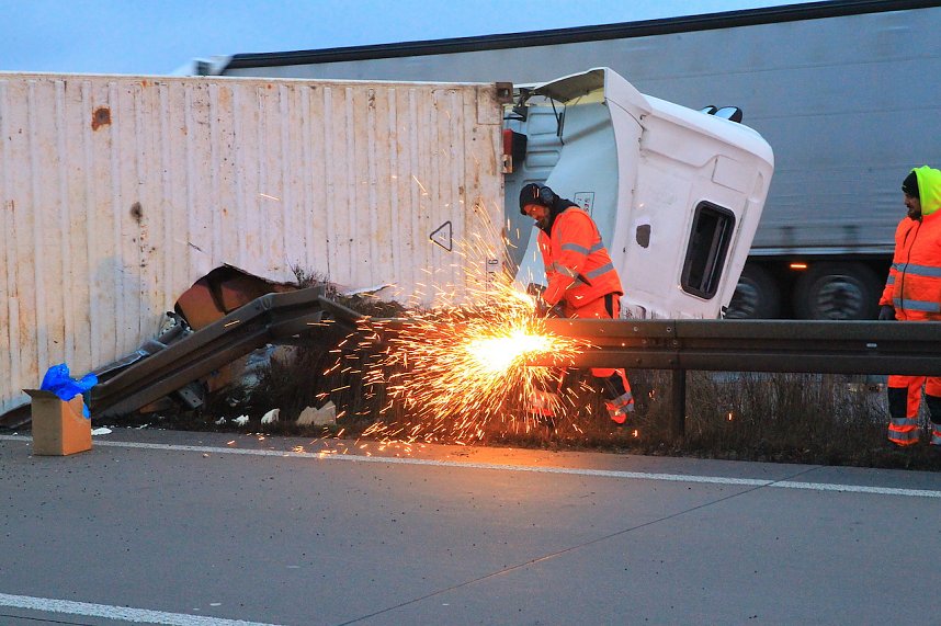 Sattelschlepper auf der A38 umgekippt