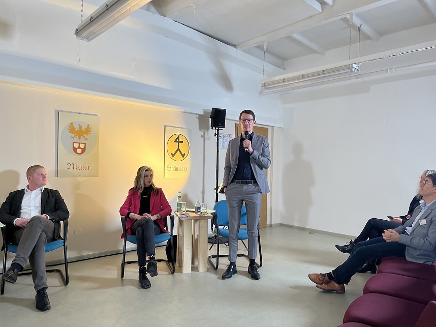 Wahlpodium mit Fragen der regionalen Wirtschaft