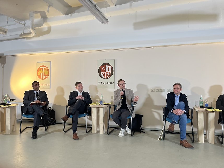 Wahlpodium mit Fragen der regionalen Wirtschaft