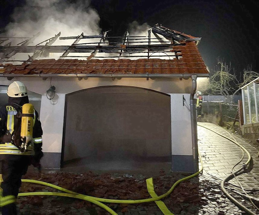 Doppelgarage in Flammen aufgegangen