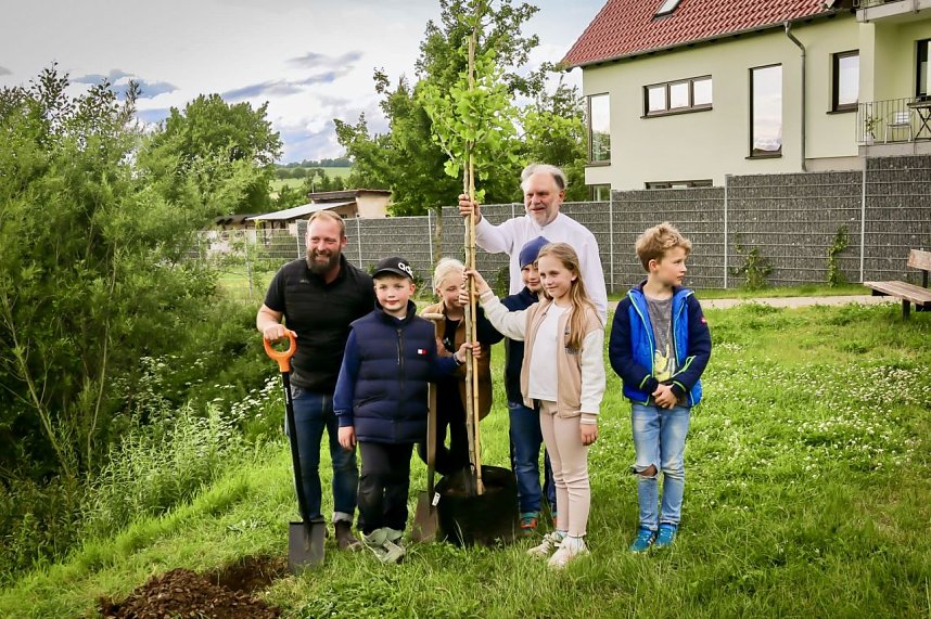 Kommunionskinder pflanzen Erinnerungsbaum