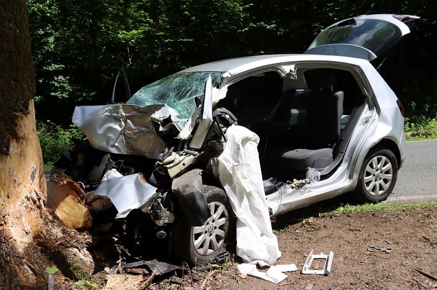 Fahrer stirbt bei Frontalkollision, Feuerwehr befreit Eingeklemmten