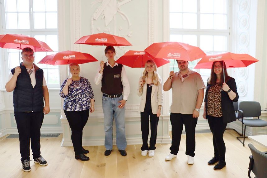 "Neue Azubis", im Bild v.l.n.r.: Dennis Schneemann, Jasmin B&ouml;hning, Anna Wand, Julian Ganz, Christina Hartleib, Linus Koh