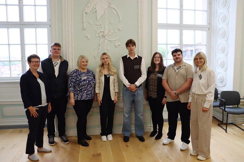 "Azubis mit Landr&auml;tin", im Bild v.l.n.r.: Dr. Marion Frant, Dennis Schneemann, Jasmin B&ouml;hning, Anna Wand, Julian Ganz, Christina Hartleib, Linus Kohl, Doreen Krieter-Hansen