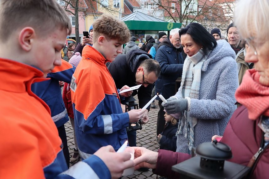 Das Friedenslicht ist in Heiligenstadt angekommen und wurde weiter verteilt