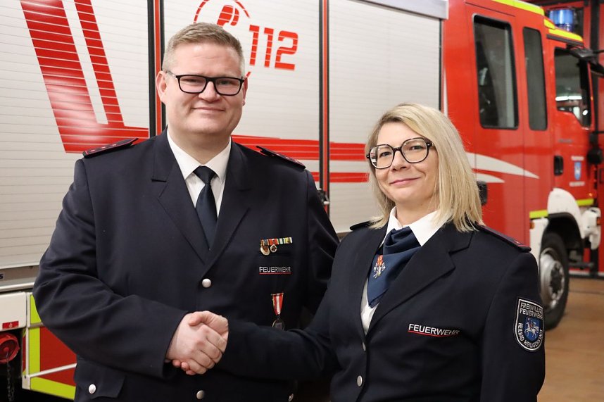 Vereinsvorsitzender Michael Goede begr&uuml;&szlig;t Katrin Anhalt als neues Vorstandsmitglied.