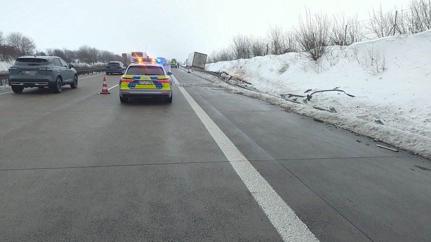 Der Lkw rutschte in den Graben.