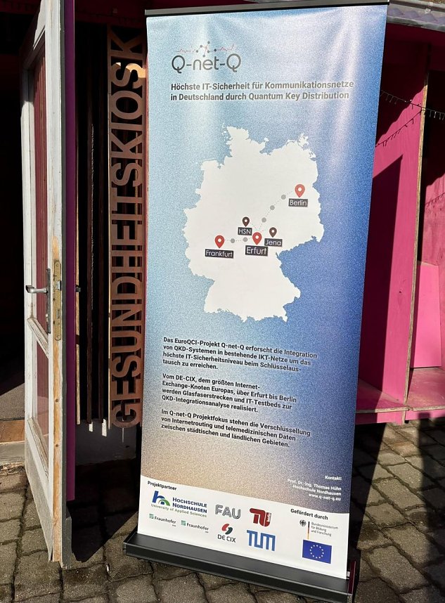 Demonstration der hersteller&uuml;bergreifenden Quantenschl&uuml;ssel-Verteilung (QKD) f&uuml;r kritische Infrastrukturen im Gesundheitskiosk Sundhausen