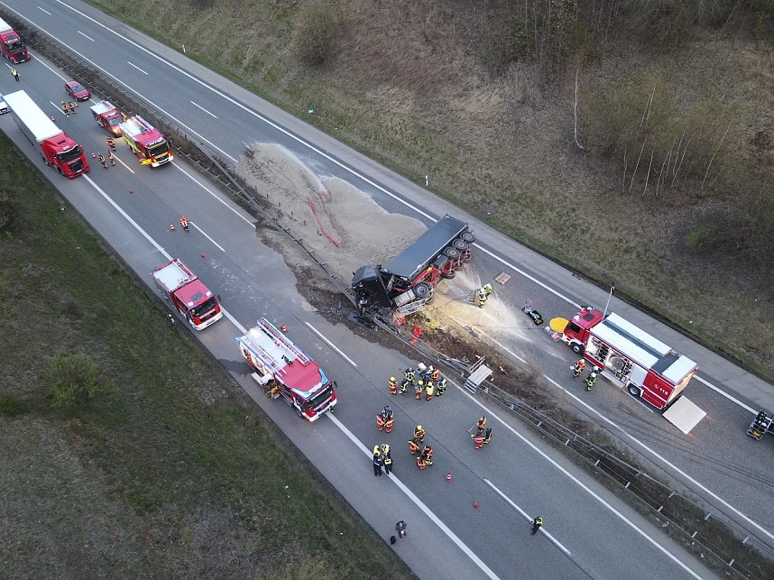Lkw Unfall verteilt Tonnen an Sand auf der A38