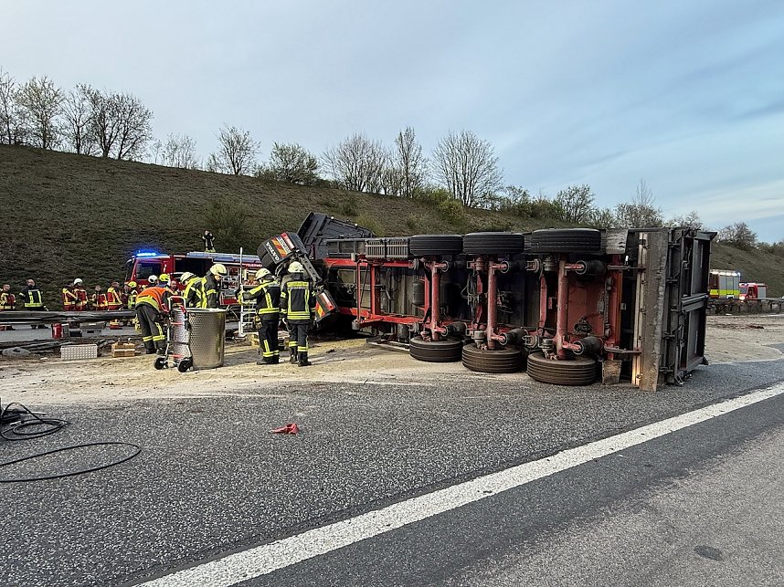 Lkw Unfall verteilt Tonnen an Sand auf der A38