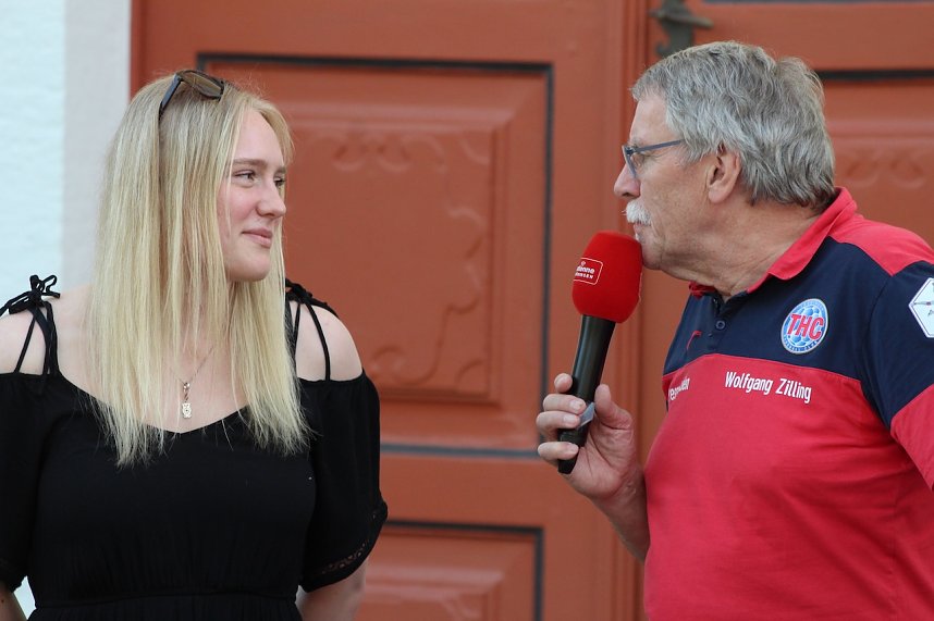 Fans und Cheftrainer des Th&uuml;ringer HC Herbert M&uuml;ller verabschieden neun Spitzenhandballerinnen in Bad Langensalza